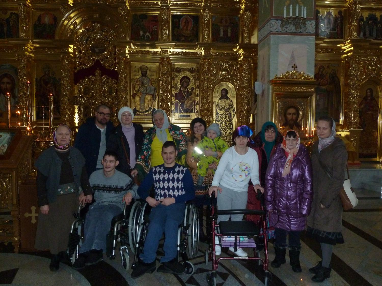 Социальная служба храма организовала приезд на богослужение инвалидов