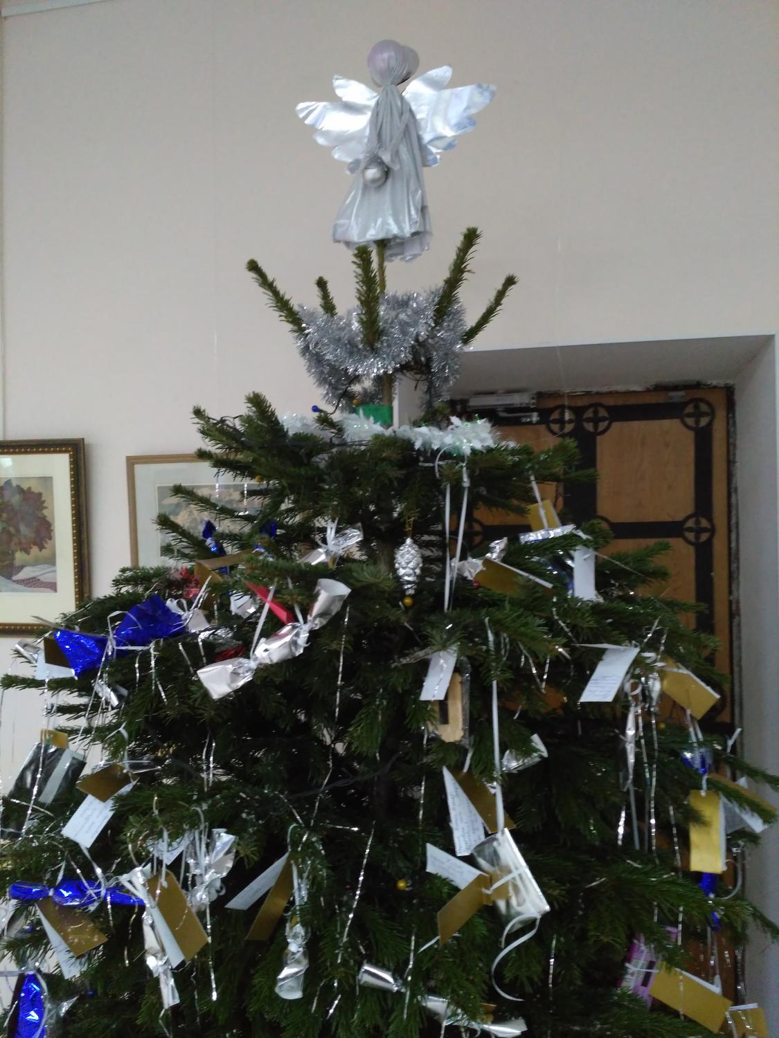 Воскресная Литургия и "Рождественская елка"